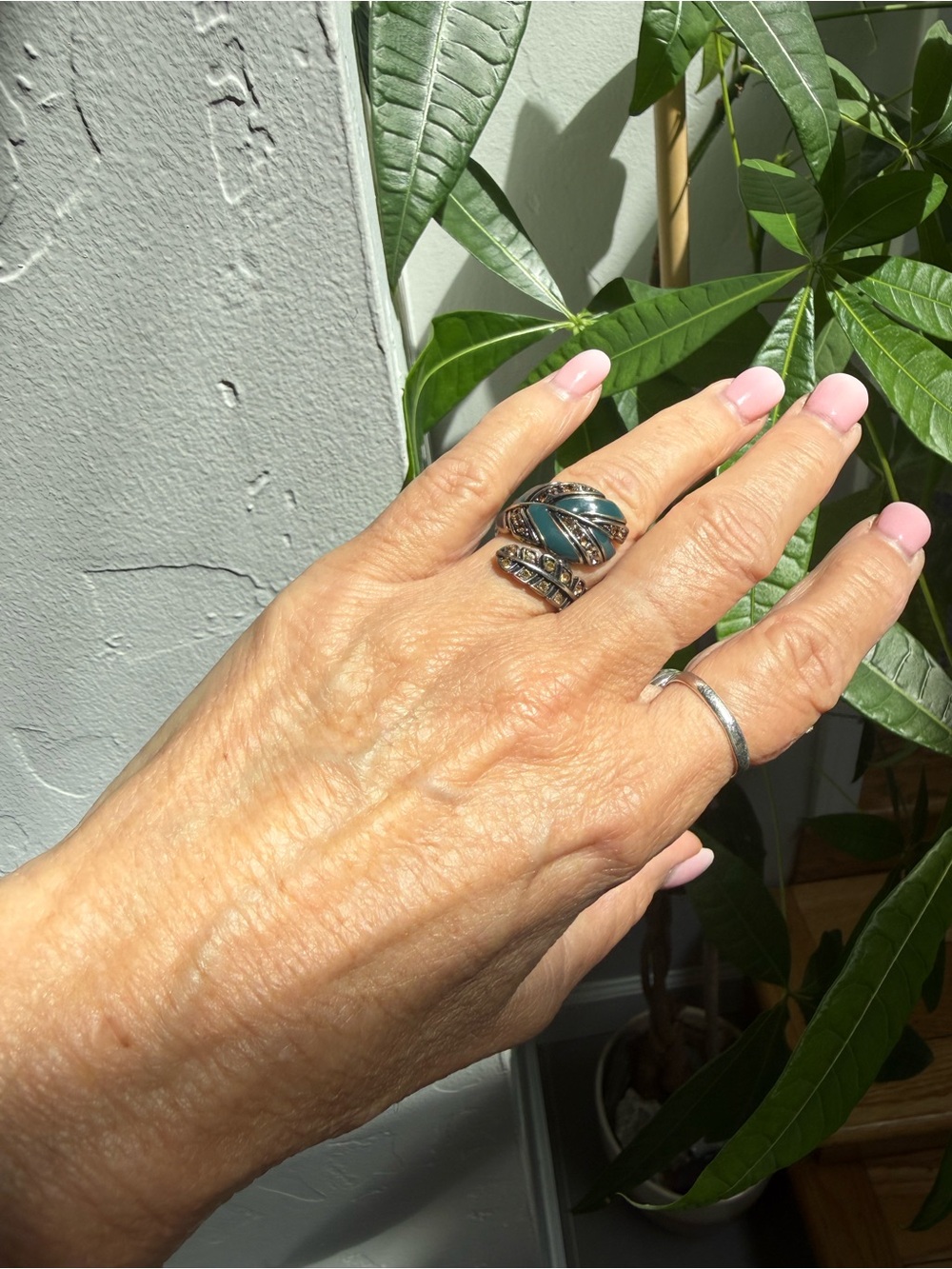 Ladies Ring 8.5 - Picture 6 of 7
